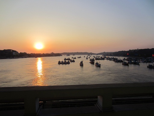 Coucher de soleil sur le Mandovi (il y a beaucoup de bateaux à cause d'une grève des pêcheurs)