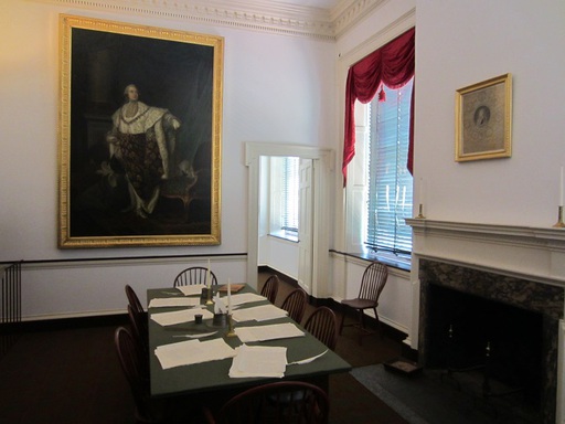 Dans un bureau, un portrait de Louis XVI