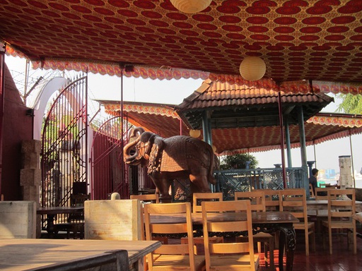 Bar chez un antiquaire