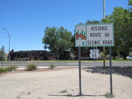 Panneau de la route 66, avec train à vapeur en arrière-plan