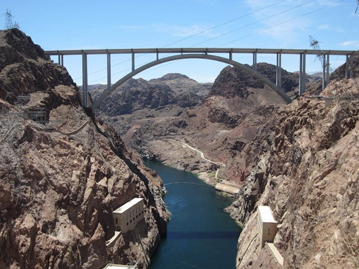 Un pont qui mène au barrage