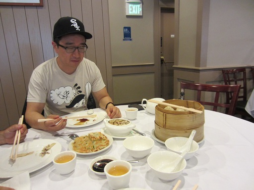 Notre hôte Vincent, qui prend une pose inspirée devant son repas shanghaïen