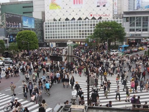 La foule qui traverse