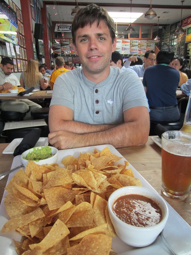 Au bar des sports, devant notre plateau géant (nous avions modestement demandé du guacamole!)