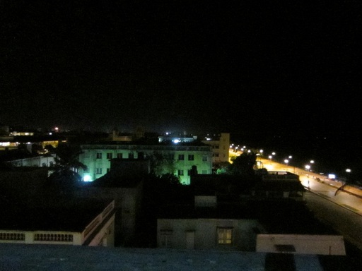 Vue la nuit sur un toit-terrasse d'hôtel