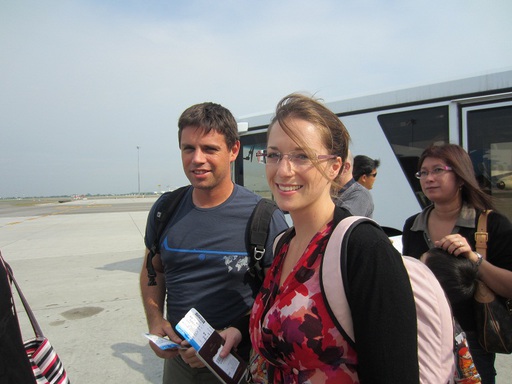 Mathias et Joëlle avant de monter dans l'avion
