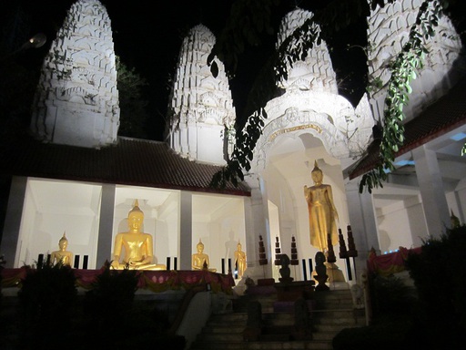 Un temple la nuit
