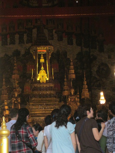 Le Bouddha d'Emeraude et la foule