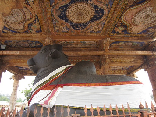 Statue monumentale de Nandi taillée dans un seul roc