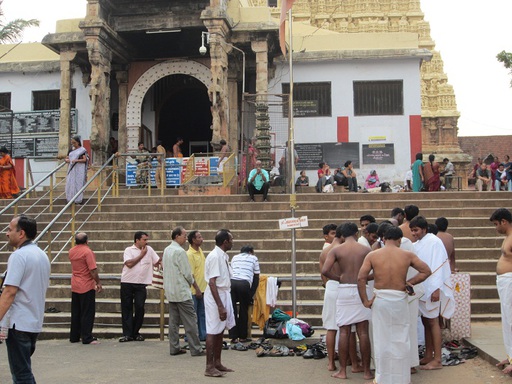 Des hindous se préparent à entrer après leurs ablutions