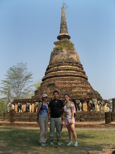 Nous devant le premier temple