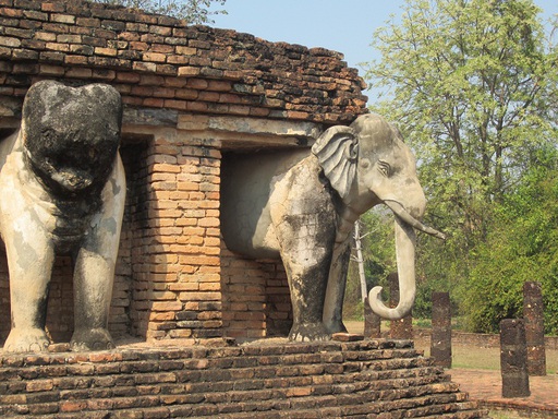 A droite, un éléphant restauré, à gauche un éléphant d'époque