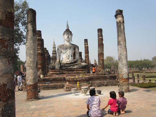 Un bouddha au milieu des ruines