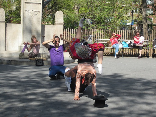 Des danseurs dans le parc