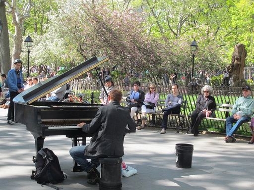 Un pianiste au milieu du parc