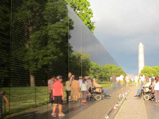 Le Mémorial des Vétérans du Vietnam, avec le Washington Monument