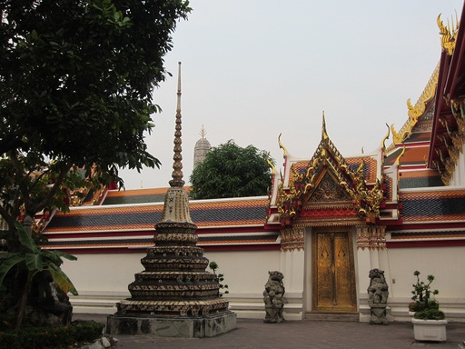 Dans l'enceinte du temple