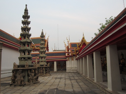 Dans l'enceinte du temple