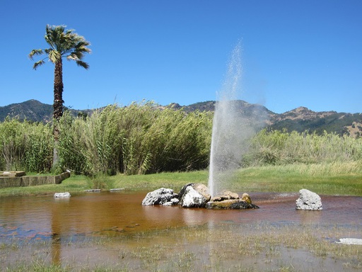 Le geyser, lorsque l'eau jaillit